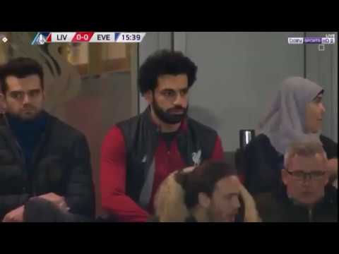 شاهد زوجة محمد صلاح تداعب نجلتها مكة 