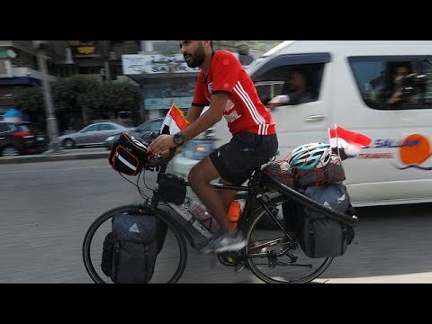 شاهد  شاب مصري ينطلق في رحلة على دراجة