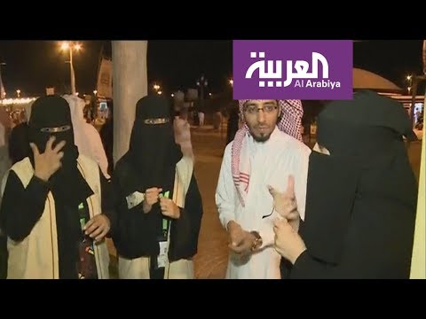 شاهدشعراء عكاظ يتحدثون لغة الإشارة على أيادي السعوديات