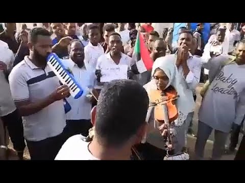 شاهد سودانيون يرفضون الحكم العسكري باللآلات الموسيقية